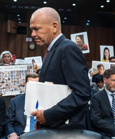Boeing CEO Testifies in the Senate: "I Apologize to Families"